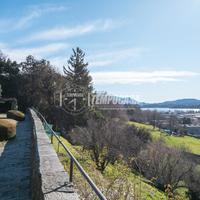 SOLUZIONE SU DUE LIVELLI, CON DUE BOX E GIARDINO!