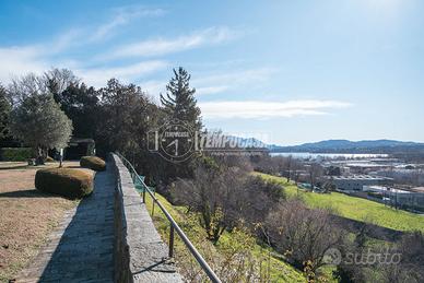 SOLUZIONE SU DUE LIVELLI, CON DUE BOX E GIARDINO!