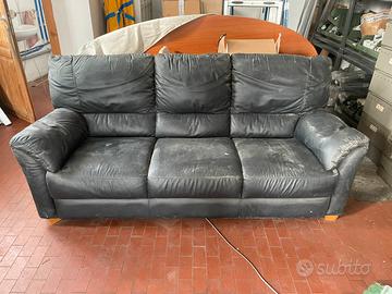 Divano nero di pelle