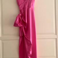 Vestito lungo fucsia tessuto satinato con spacco