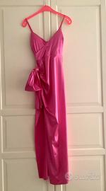 Vestito lungo fucsia tessuto satinato con spacco