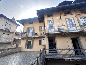 Immobile di 150 m² con più di 5 locali a Carmagnol