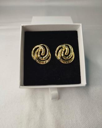 Orecchini dorati con design a spirale 