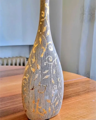 Vaso artistico con decoro floreale oro