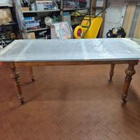 Tavolo con gambe tornite  e piano di cristallo