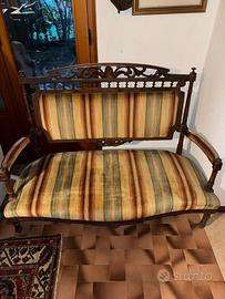 Divanetto antico in legno intagliato