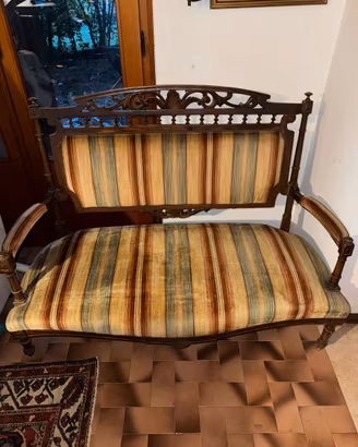 Divanetto antico in legno intagliato