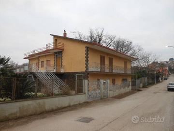 Casa indipendente di 300 m² con più di 5 locali e 