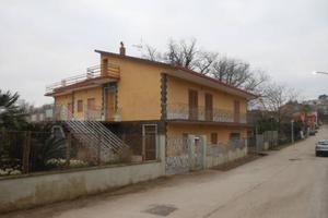 Casa indipendente di 300 m² con più di 5 locali e 