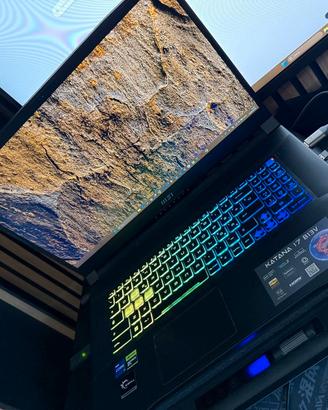 Notebook MSI Katana 17 +basetta  sleeve +zaino Rog