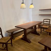 Tavolo Fratino con 2 lampadari di illuminazione