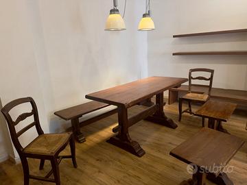 Tavolo Fratino con 2 lampadari di illuminazione