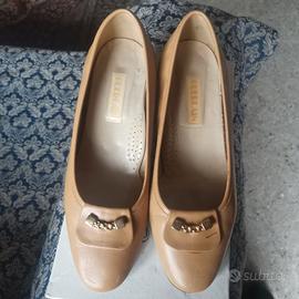 Scarpe in pelle beige da donna