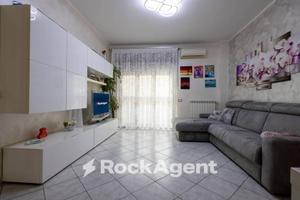 QUADRILOCALE RISTRUTTURATO CON POSTO AUTO IN CORTE