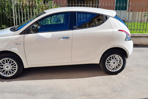Lancia Ypsilon Gold ecochic metano