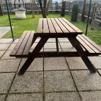 Tavolo da giardino in legno massello.