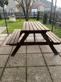 Tavolo da giardino in legno massello.