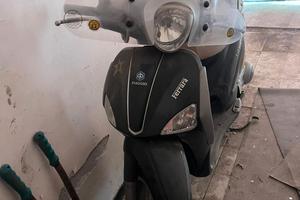 la moto e perfetta nuova nessun graffio usato poco