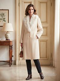 cappotto con collo di volpe bianca
