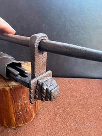 Antico lucchetto a slitta a scaglie di coccodrillo