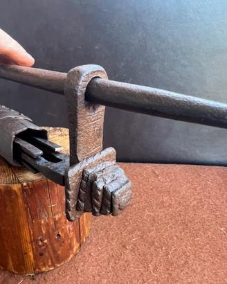 Antico lucchetto a slitta a scaglie di coccodrillo