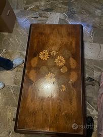 Tavolino vintage in legno con intarsi floreali