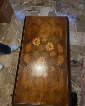 Tavolino vintage in legno con intarsi floreali