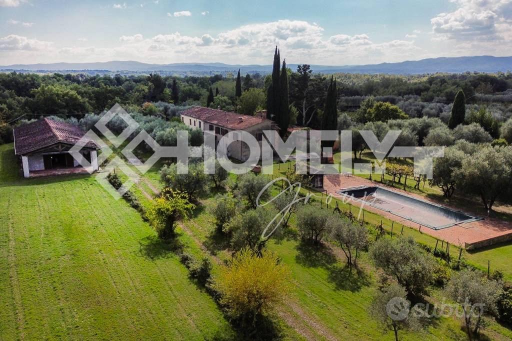 Rustico / Casale di 1000 m² con più di 5 locali a - Vista 2