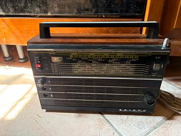 radio d'epoca sovietica, modello Selena B-211