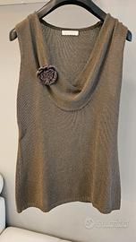 Maglia sotto giacca con spilla a forma di rosa 