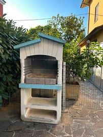 Barbecue prefabbricato in cemento con tettoia
