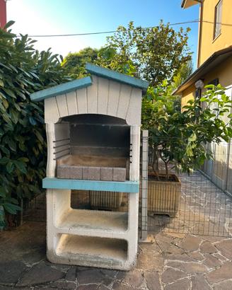 Barbecue prefabbricato in cemento con tettoia