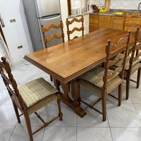 Tavolo legno grande con sei sedie