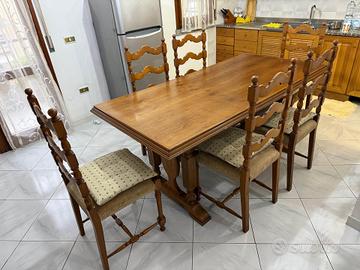 Tavolo legno grande con sei sedie