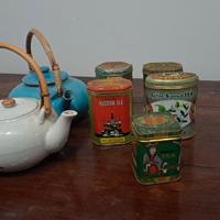 Splendido set da tè vintage: due teiere con manico