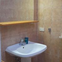 Lavabo con colonna e specchio