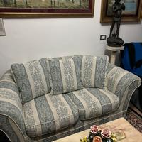Divano stile classico con tessuto ricamato