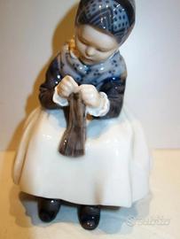 ROYAL COPENHAGEN, STATUETTA IN PORCELLANA, RAGAZZA