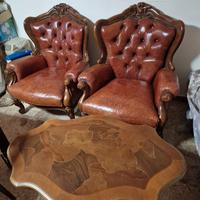 Poltrone classiche in pelle e tavolinetto