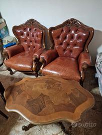 Poltrone classiche in pelle e tavolinetto