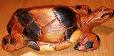 Scultura artigianale di una tartaruga in legno.