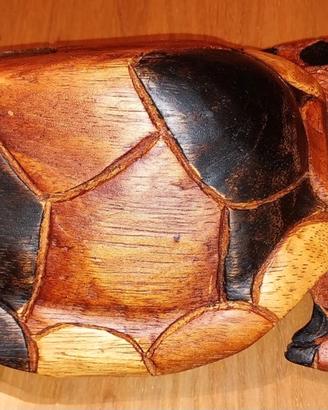 Scultura artigianale di una tartaruga in legno.