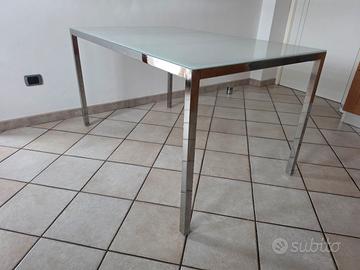 tavolo acciaio e vetro 