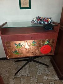 mobiletto bar  con decori stile cinese