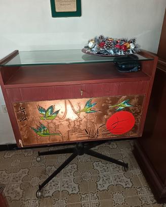 mobiletto bar  con decori stile cinese