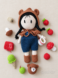 Bambola amigurumi con giochini