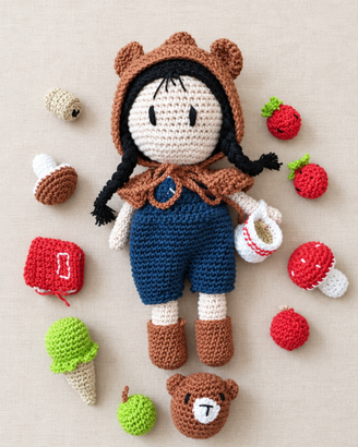 Bambola amigurumi con giochini