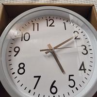 Orologio da parete analogico.