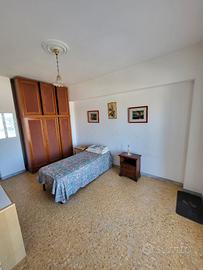 Stanza con SPESE COMPRESE / METRO B