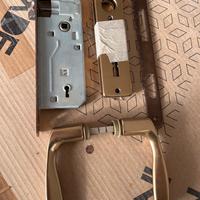 Maniglie e serratura porte